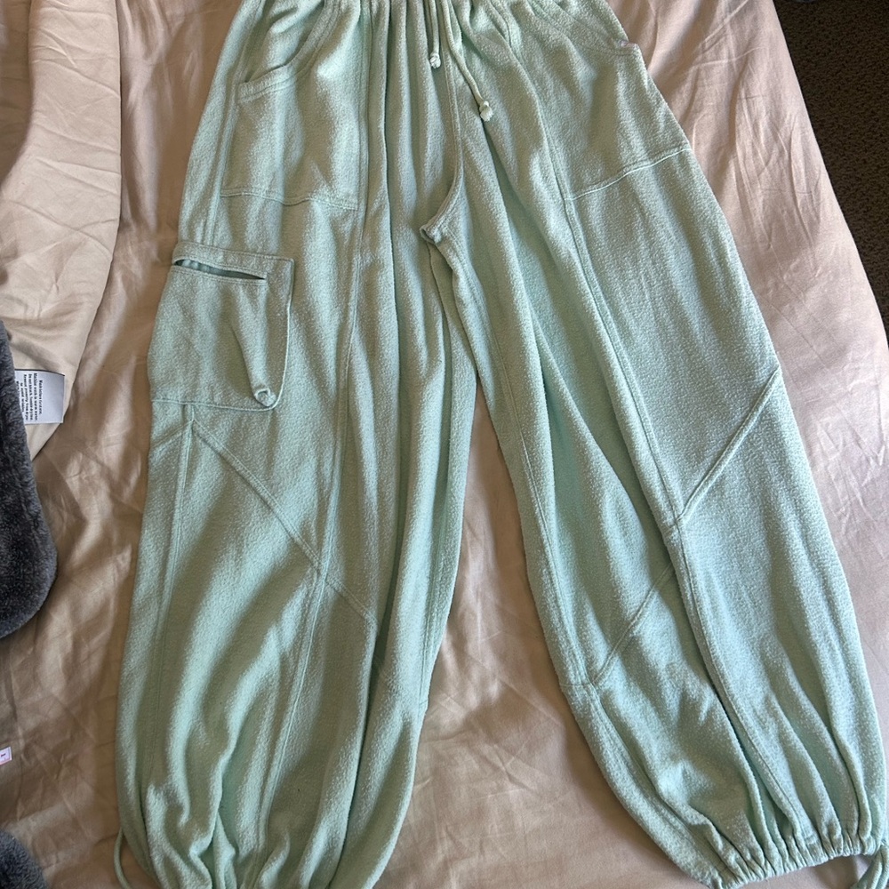 Daily practice by Anthropologie slouchy jogger pant in sea foam flowy pockets